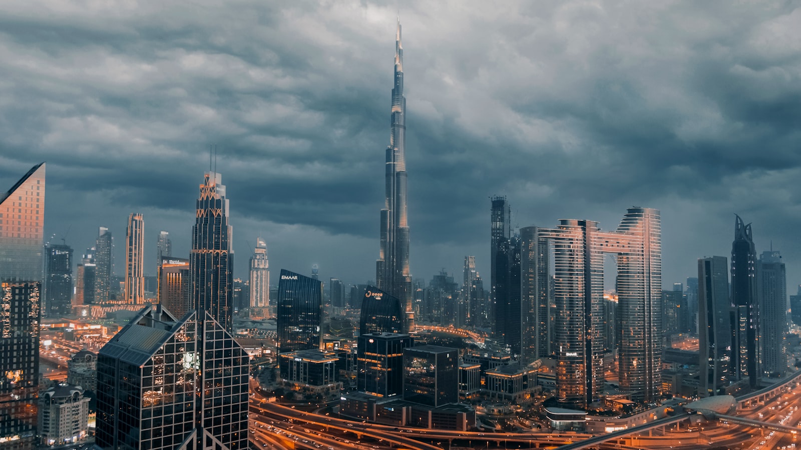 Koyu fırtına bulutlarının altında yükselen Burj Khalifa ve Downtown Dubai silueti