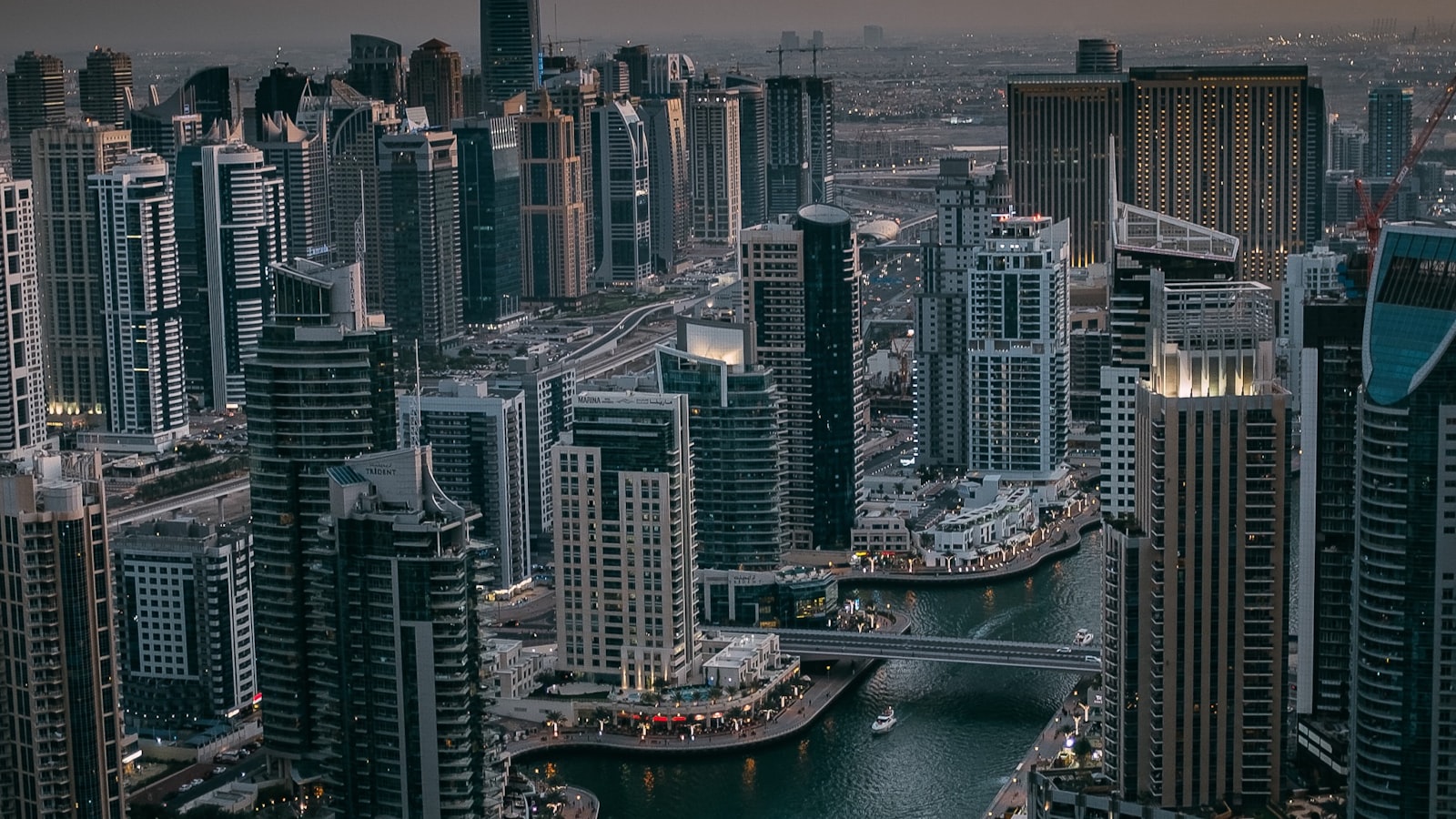 Gündüz vakti Dubai şehir binalarının havadan görünümü