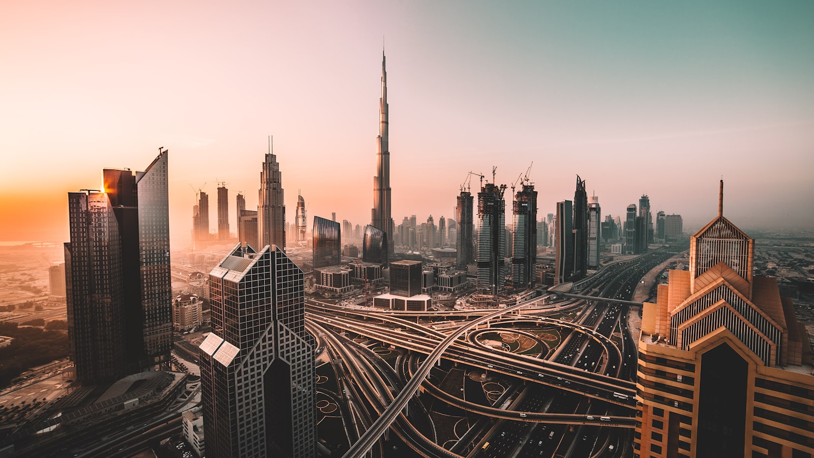 Dubai'de Burj Khalifa ve çok katlı otoyol kavşağının üzerinde yükselen gökdelenler