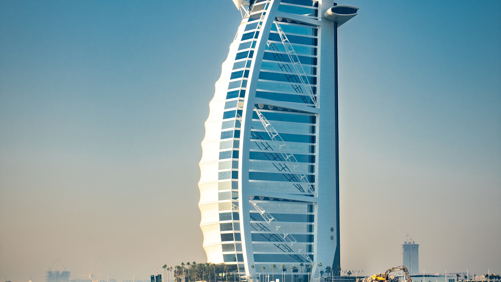 Gündüz vakti deniz kıyısında Burj Al Arab, Dubai