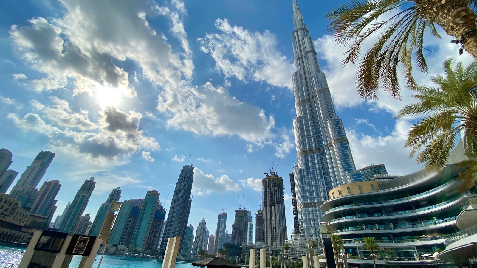 Su kenarında yükselen beyaz ve gri gökdelenler, Dubai