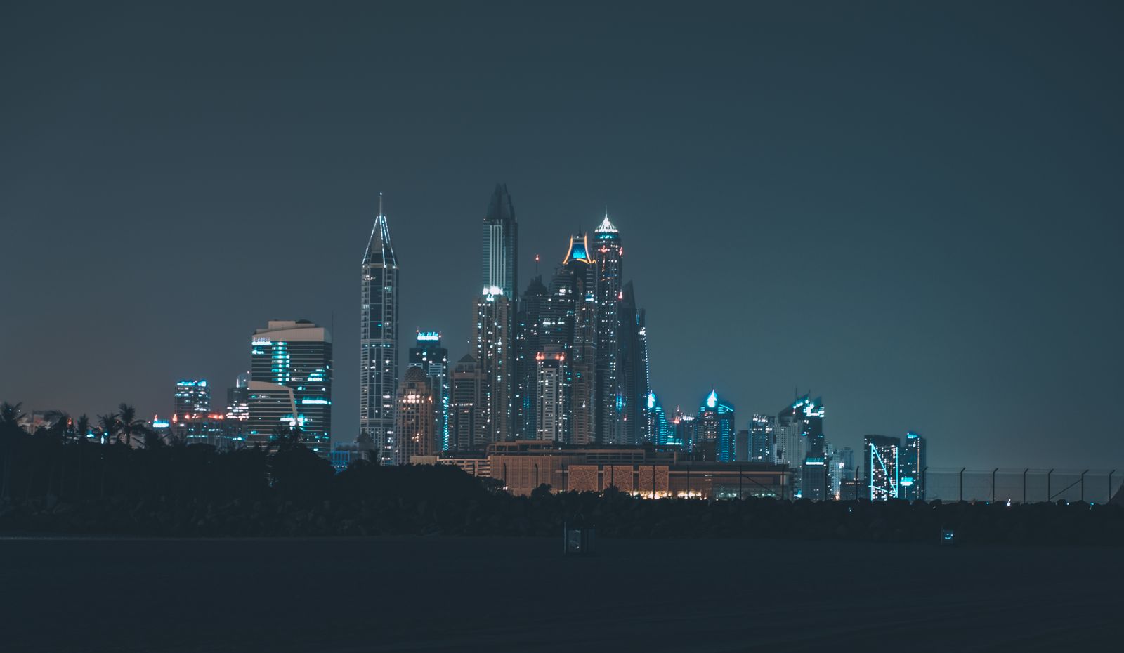 Gece aydınlatılmış Dubai gökdelenleri, 2025 ve 2026 çıkışlarının karşılaştırması