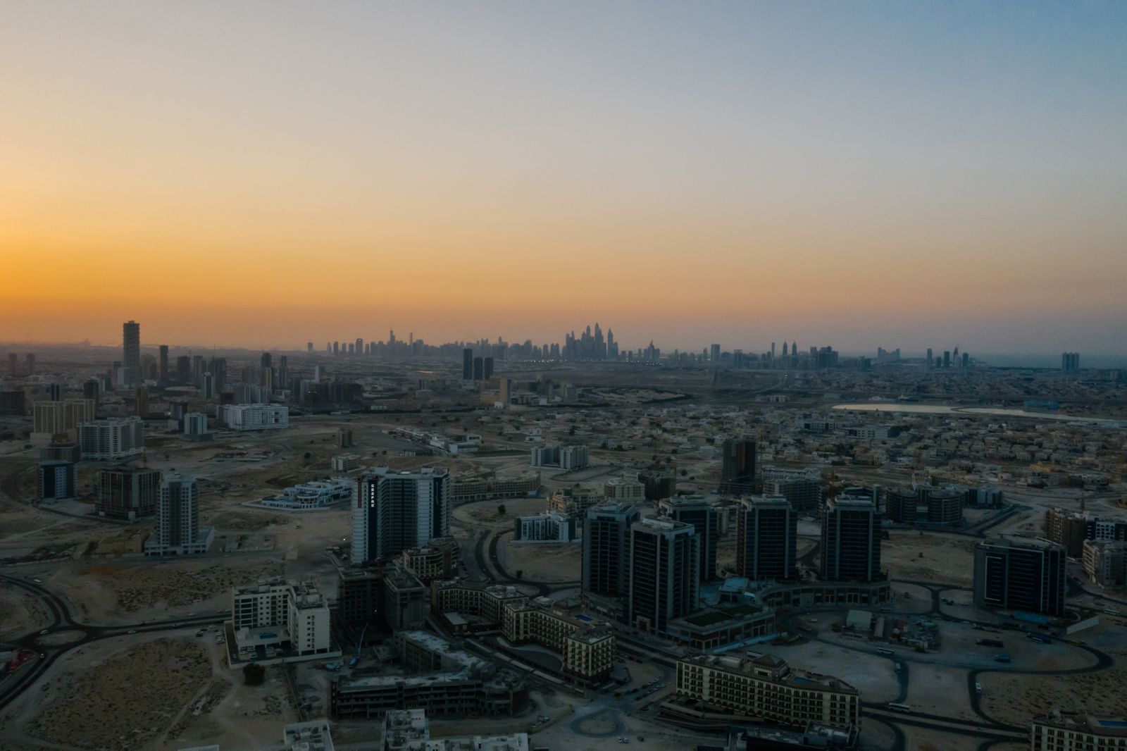 Şafak vakti Dubai silueti ve gökdelenler, hisseli gayrimenkul çıkış analizi