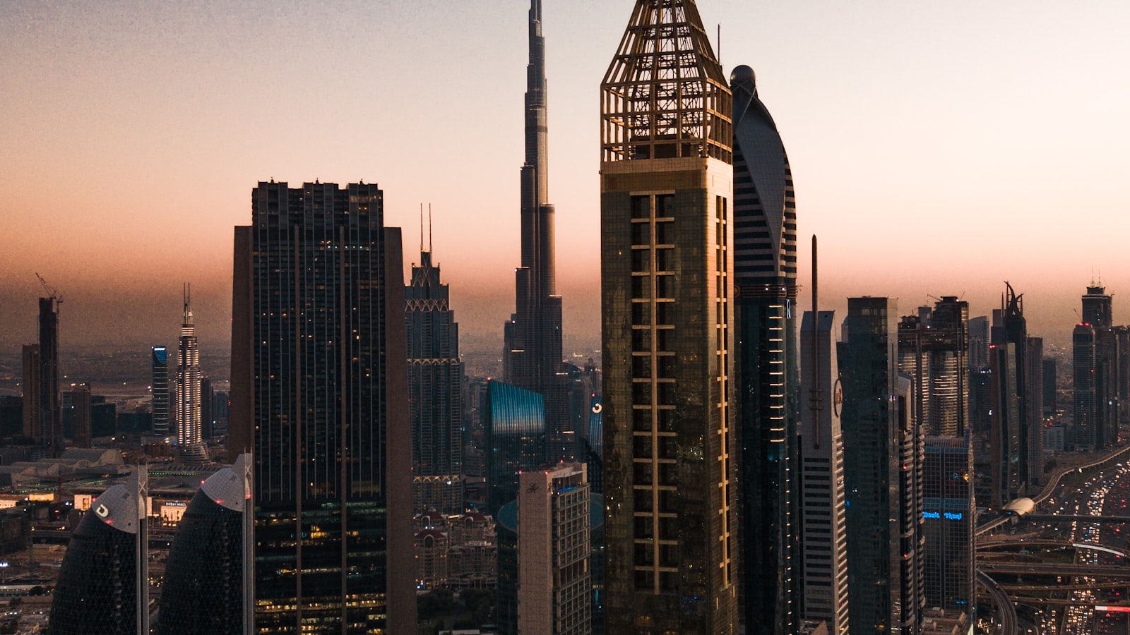 Mavi gökyüzü altında uzanan Dubai şehir silueti
